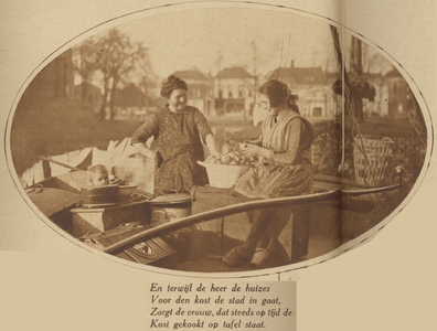 871541 Afbeelding van enkele schippersvrouwen die aardappelen schillen aan boord van een turfschip bij de turfkade ...